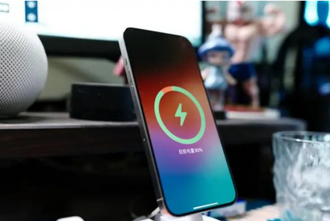 墨玉苹果15换屏服务分享用什么充电器给iPhone15充电更好 
